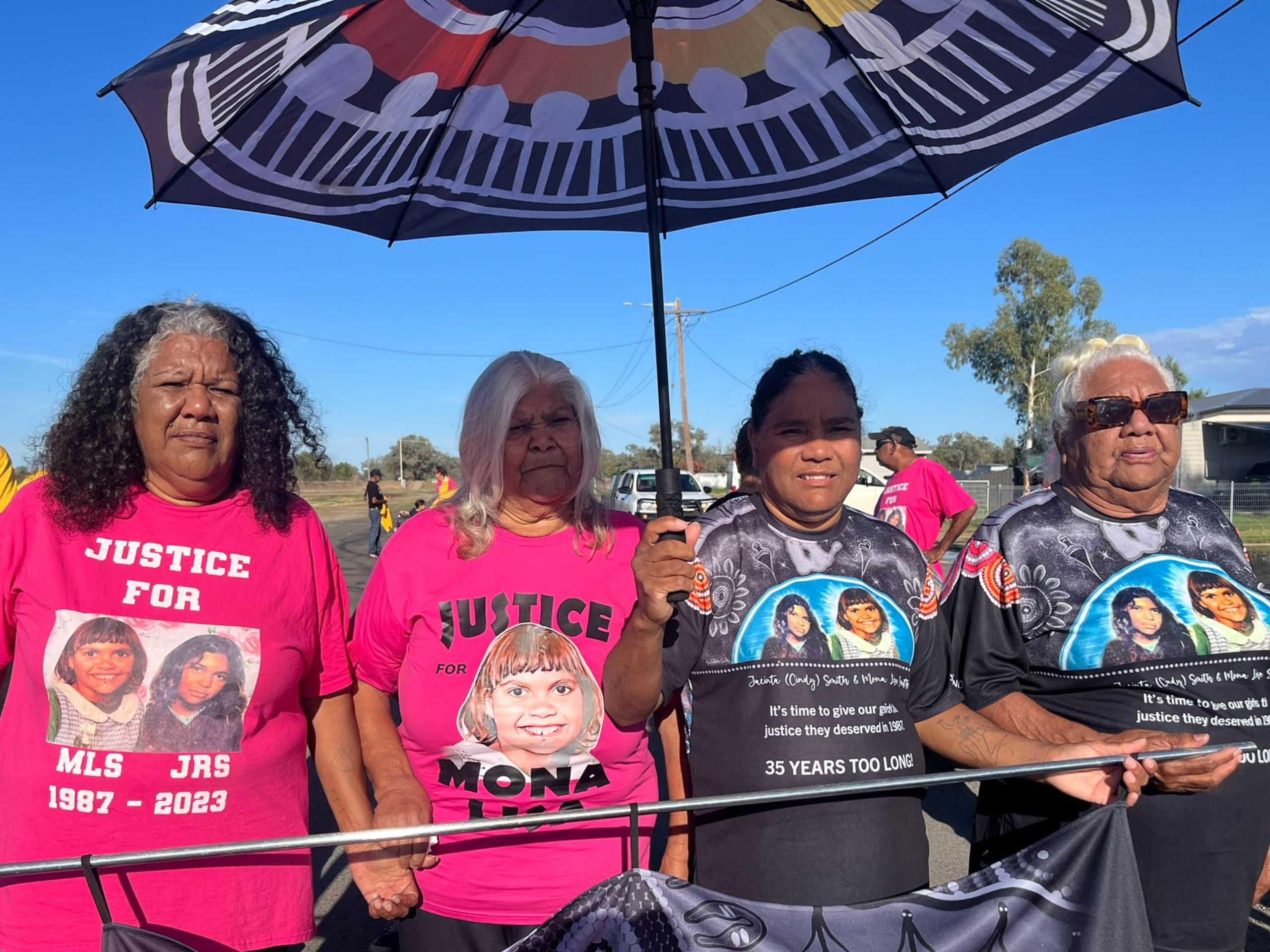 Family members of Mona and Cindy Smith